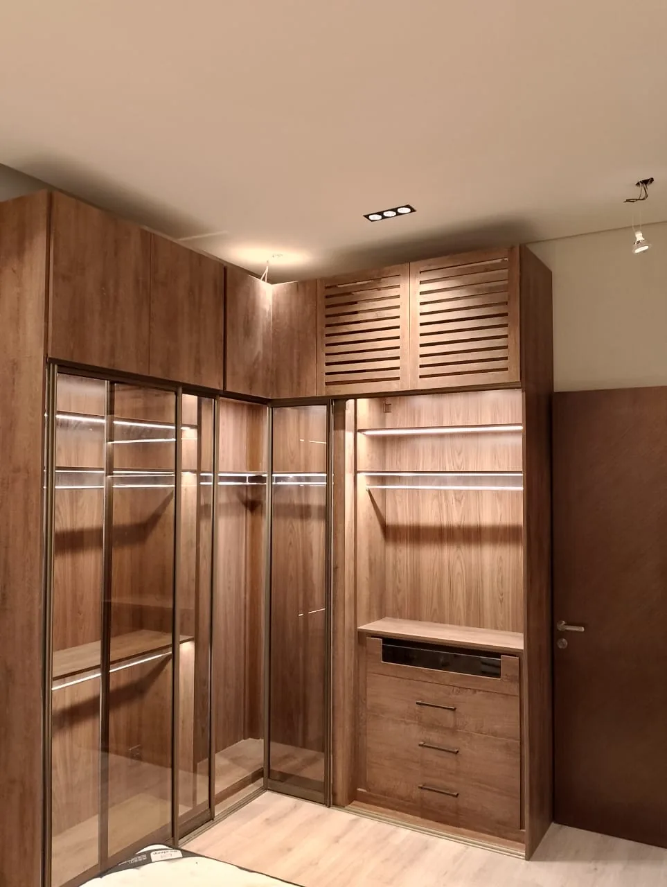 تصميم وتنفيذ داخلي سكني